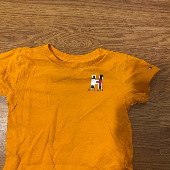 Tommy Hilfiger Tee size 2 T (GA) - Picture 3 of 10